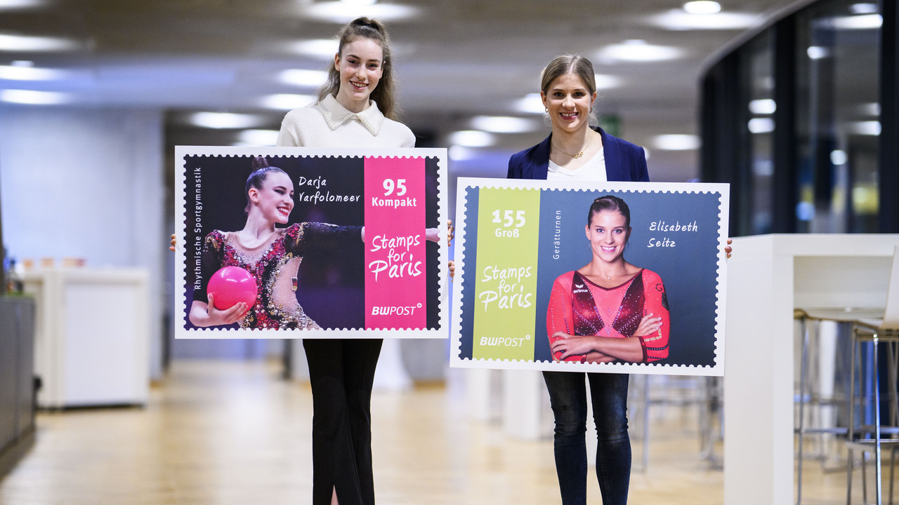Darja Varfolomeev (links) und Elisabeth Seitz freuen sich über "ihre" Briefmarke | Bildquelle: Tom Weller/24Passion 