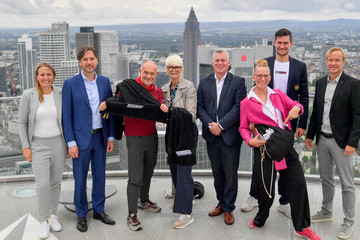 BeActive-Organisatoren (v.l.) Michaela Werkmann (DTB),  Marcus Gwechenberger (Stadt Frankfurt), Roland Frischkorn (Sportkreis Frankfurt), Ann Kathrin Linsenhoff (Land Hessen), Boris Zielinski (Bäderbetriebe Frankfurt), Dany Kupczik (Special Olympics), Andreas Bechmann (Zehnkämpfer), Ferdinand Huhle (Mainova AG)